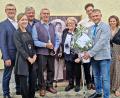 Bild: R. Kreuzer
Die Gratulanten wünschen dem Jubelpaar Maria und Josef Kammerer (Mitte) alles Gute (von links): Martin Kammerer, Ehefrau Susanne, Gerhard Kammerer, Johannes Kammerer mit Freundin Diana und Bürgermeister Dietmar Schaller.