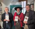 Bild: Schmeller-Gesellschaft/exb
Die frisch gedruckte Seminarschrift, zugleich Band 1 der neuen Schriftenreihe „Mitteleuropäische Sprachen und Mundarten“, präsentierten (von links) Verleger Dr. Norbert Stellner und die beiden Herausgeber Dr. Hugo-Daniel Stoffella und Christian Ferstl.