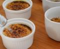 Bild: Gabi Schönberger
Vor dem Servieren wird je einen Teelöffel brauner Zucker auf die Creme gestreut und mit einem kleinen Flambierbrenner abgeflämmt.