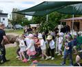Bild: Arnold Koch/exb
Bei der Pflanz- und Lernaktion zwischen Siemens-Healthineers und der Kindertagesstätte in Speichersdorf halfen alle zusammen.