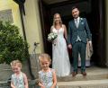 Bild: Verena Gleißner/exb
Glücklich verließen Verena und Lukas Gleißner nach der Trauung die Pfarrkirche in Hohenthan, begleitet von den Blumenkindern Charlotte und Frieda Weininger.