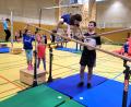 Bild: no
Andreas Dehling, Abteilungsleiter der Lauftreffsparte des SVI, mit Kindern an den Turngeräten in der Turnhalle des Sportcamps Nordbayern.