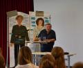 Bild: Stiftland-Gymnasium/exb
Harald Grill liest vor drei Klassen des Stiftland-Gymnasiums. Im Hintergrund: Schülerarbeiten zu der Lektüre.