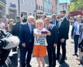 Bild: Gabi Schönberger
Weiden und der Bundespräsident, irgendwie passt das. Die Einheimischen und ihr Gast wirken beim Small Talk auf dem Oberen Markt jedenfalls ganz entspannt. Ernstere Gesichter machen eher die Personenschützer Frank-Walter Steinmeiers.