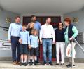 Bild: ubb
Heimatforscherin Monika Beer-Helm (rechts) hat einiges über die in Mitterteich geborene Mutter, Großmutter sowie Tante der Familie herausgefunden. Aufmerksam hören Bürgermeister Stefan Grillmeier, die Kinder Levente und Ziggy, das Ehepaar Boglarka und Steve Gyorfi und Cousin Alapit Vany sowie Martina Rüth (von links) zu.