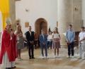 Bild: Theresia Otterbein/exb
Bischof Gregor Maria Hanke OSB (links) aus Eichstätt nimmt in Kastl die Firmung vor.
