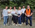 Bild: Kolpingfamilie Friedenfels/exb
Strahlende Gesichter bei der Spendenübergabe: Im Bild von links Dr. Margarete Pickert (Ärztliche Leiterin SAPV), zweite Kolpingvorsitzende Barbara Kaßeckert, Schwester Barbara (SAPV), die Oberministranten Leonie Kaßeckert und Korbinian Weidner, Kolpingvorsitzender Reiner Gärtner.