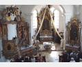 Bild: e
Den Festgottesdienst zum Abschluss der Kirchenrenovierung von St. Nikolaus in Theuern zelebriert Pfarrer Sagayaraj Lourdusamy.