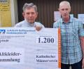Bild: le/exb
Pfarrer Max Früchtl (links) freut sich über die Spende des Männervereins, die für die Renovierung des Kirchendachstuhls verwendet wird. Vorsitzender Hans Eismann hat das Geld überreicht.