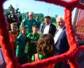 Bild: Kunz
Bundespräsident Frank-Walter Steinmeier unterhält sich in der Soccer-Arena mit den U9-Kickern. Sein Besuch wird natürlich auch von einem großen Medienaufgebot begleitet.