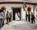 Bild: Schützenverein &quot;Grüne Eiche&quot; Pechbrunn/exb
Christina Rank und Matthias Heindl verlassen die Kappl-Kirche und werden von einem Spalier erwartet.