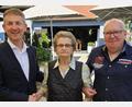 Bild: Albert Geitner/exb
Der Jubilarin Frieda Proksch gratulieren Bürgermeister Albert Geitner (links) und ihr Neffe Sebastian Pöhlitz.
