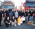 Bild: Fotostudio König
Die Waldnaabtaler Truckerfreunde kamen mit zwölf Lkws zur Feier und lieferten ein lautstarkes Hupkonzert. Darüber freuten sich Regina und Uwe Bauer (vorne rechts) zu ihrem Jubeltag sehr.