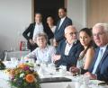 Bild: Gabi Schönberger
Bundespräsident Frank-Walter Steinmeier (rechts) diskutiert mit Bürgerinnen und Bürgern im Stadtteilzentrum in Weiden unter anderem über den Ukrainekrieg, Waffenlieferungen und Windenergie: (von links) Dr. Bertheide Nickl, Johannes Bradtka und Ema Kolesárová.