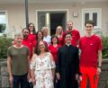 Bild: Karin Rückerl/exb
Die Helfer vor Ort in Flossenbürg freuen sich über 1130 Euro aus dem Mut-Benefizkonzert.