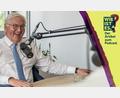 Bildmontage: gld/Gube
Gut gelaunt beim Interview: Frank-Walter Steinmeier im Podcast-Studio von Oberpfalz-Medien.
