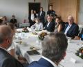 Bild: Gabi Schönberger
Bundespräsident Frank-Walter Steinmeier diskutiert im Café Mitte am Stockerhutpark mit Schulleiter Harald Pröm, Lehrer Roland Richter und den Schülerinnen Marlene Schärtl und Ema Kolesárová über Mädchenschulen.