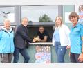 Bild: mrr
"Eine Portion Currywurst mit Pommes, bitte" – der Kiosk des Riedener Freibads ist wieder verpachtet (von links): Dagmar Gabert, Bürgermeister Erwin Geitner, Johannes Baldauf, Carola Baldauf und Bademeister Max Wagner.