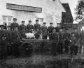 Bild: Feuerwehr Neudorf-Rosenbühl/exb
Unser Bild zeigt die Wehr ein Jahr nach der Gründung im Jahr 1900. Stolz präsentiert sie vor der Gastwirtschaft von Theodor Schaumberger die neue Löschmaschine. Jetzt feiern die Brandschützer 125-jähriges Bestehen.