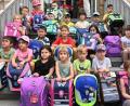 Bild: gf
Diese angehenden Erstklässler haben Schulranzen bekommen.