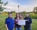 Bild: Annette Punzmann/exb
Xantl-Vorsitzender Oliver Pöhnl (rechts) und Kassier Martin Heiß (links) überreichen Annette Punzmann 1000 Euro für die Sanierung der Steinfelser Empore.
