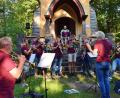 Bild: hdk
Die evangelische Kirchengemeinde Königstein pflegt die Tradition weiter: An Johanni feiert sie einen Freiluftgottesdienst am Gipfel des Kühbergs vor der Johanniskapelle.