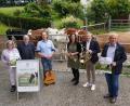 Bild: Steinwald-Allianz/exb
Eva Gibhardt und Günther Erhardt von der Öko-Modellregion, Hofbesitzer Matthias Zahn, Projektleiterin Elisabeth Waldeck, Musikschulleiter Tobias Böhm und Bürgermeister Werner Prucker (von links) sind gespannt, wie die Veranstaltung bei den Kühen ankommt.