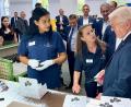 Bild: Gabi Schönberger
Kein reiner Wohlfühltermin – Bundespräsident Frank-Walter Steinmeier bei den Damen in der Seltmann-Packerei.