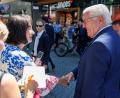 Bild: Daniel Karmann/dpa
Bundespräsident Frank-Walter Steinmeier (rechts) begrüßt Brigitte Schwarz (SPD), Stadträtin von Weiden, bei seiner Ankunft. Steinmeier verlegt seinen Amtssitz für drei Tage nach Weiden, um in der Region mit Bürgern ins Gespräch zu kommen