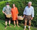 Bild: Hans Forster
Über einen Präsentkorb als letztplatzierter Kartler freut sich Wolfgang Gleißner (links), über den als bestplatzierter Hans Forster (rechts) Es gratuliert Sabine Herrmann, Vorsitzende der "Grünen Au".