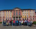 Bild: Gerda Stollner/exb
Die Teilnehmer der Fahrt vor dem Schloss in Bruchsal.