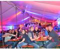 Bild: gi
Gut kommt das erste Sommernachtsfest der Feuerwehr Tröbes im Festzelt am Feuerwehrhaus an – trotz anderer Veranstaltungen in der Region.