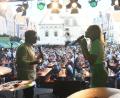 Archivbild: Gabi Schönberger
Am Sonntag wird in der Weidener Altstadt wieder ordentlich gefeiert. Musik gibt's an allen Ecken und Ende. Die beiden Hauptbühne stehen am Oberen und Unteren Markt. Doch auch in den Gasse und auf den kleineren Plätze ist mächtig was los.