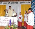 Bild: no
In der Halle der Familie Übler zelebrierte Pfarrvikar Yeruva den Festgottesdienst zum Patrozinium der Kapelle St. Johannes in Stifterslohe.