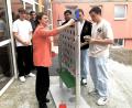 Bild: wro
Das Auftaktspiel bestritten die Rektorin der Mittelschule Wiesau, Stephanie Jacobi (links), und der am Projekt beteiligte Schüler Tyler-Jerome Sieber (rechts).