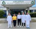 Bild: Margot Schödel /exb
Christian Glöckner geht, Lukas Birkner kommt: Im Bild von rechts der scheidende Ärztliche Direktor und sein Nachfolger, Klinikmanager Felix Sasse, Pflegedienstleiterin Gerlinde Simon und Boyan Minkov, der Leitende Arzt für Allgemein- und Viszeralchirurgie).