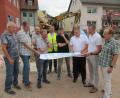 Bild: fg
Der Bauausschuss des Hirschauer Stadtrats mit Zweitem Bürgermeister Hermann Gebhard (Zweiter von rechts) an der Spitze verschafft sich vor Ort in der Georg-Schiffer-Straße einen Überblick über die derzeit größte Baustelle in der Stadt. Im August soll der erste Abschnitt der Maßnahme abgeschlossen werden.