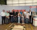Bild: Sebastian Hummitzsch/exb
Bei der Ehrung (von rechts): Josef Meier, Geschäftsführer Martin Meier, Herbert Lehmeier, Prokurist Bernd 
Hüttl, Anita Weber, Erwin Bär, Gabriele Geitner, Josef Geißler, Georg Meyer, Markus Lorenz, Martin Feicht, 
Thomas Bleisteiner, Horst Schuhmann und Prokurist Franz-Josef Rauch