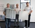 Bild: Franziska Farr /exb
In der Arbeitsagentur und im Jobcenter wird auf LED-Beleuchtung umgerüstet. Von links: Markus Weber (Elektriker EAA), Ralf Doschat (Jobcenter), Werner Pettinger (Wirtschaftsförderung Amberg)