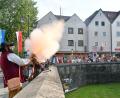 Bild: Petra Hartl
Laute Donnerschläge der Böllerschützen eröffneten das Altstadtfest und ließen die Zuschauer am Stadtgraben zusammenzucken: Bürgermeister Stefan Frank gab das Feuer-Kommando.