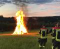 Bild: nn
Die Feuerwehr entfacht und bewacht das Johannisfeuer auf der Windleite.