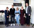Bild: Matthias Balk/Bayerisches Staatsministerium für Unterricht und Kultus
Bei der Preisverleihung in München (von links): Ministerialdirigentin Christine Modesto, Schulleiter Florian Fuchs, die Musiklehrkräfte Doris Haslbeck und Christine Schmeiler sowie Professor Johannes Hasselhorn von der Uni Erlangen, die das Projekt wissenschaftlich begleitet.