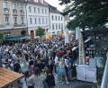 Bild: mfh
Kaum ein Durchkommen mehr: Menschenmassen drängen sich am Samstagabend vor der Mojitobar am Luitpoldplatz.