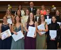 Bild: jr
Die elf besten Abiturienten des Otto-Hahn-Gymnasiums: Im Bild (von links) Ronja Seifert, Emily Gödel, Linda Hofmann, Luisa Hofmann, Luisa Hellerl, Lilly Schübel, Viktoria Hennig, Ricarda Klaue, Thomas Schaller, Tatjana Brodt und Sophie Russ. Im Hintergrund (von links) Dritte Bürgermeisterin Christina Eisa, Schulleiter Stefan Niedermeier und Oberstufenkoordinatorin Margit Stark.