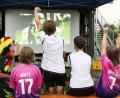 Bild: Thomas Dobler
Die Kinderbank ganz vorne vor der Leinwand ließ sich vom sportlichen Geschehen genauso mitreißen wie die Größeren dahinter.