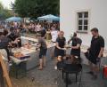 Bild: fvo
Alle Hände voll zu tun hat das junge Grillteam der Kolpingfamilie beim Barbecue-Abend. Der Andrang ist wie immer groß.