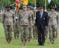 Bild: US-Army Markus Rauchenberger/ exb 
Oberst Donald R. Neal (links) ist der 83. Kommandeur der „Dragoons“. 
Generalleutnant Charles Costanza vollzog mit dem Ehren-Oberst des Regiments, Frank Hurd. den Kommandowechsel. Rechts der scheidende Kommandeur Oberst Robert McChrystal.