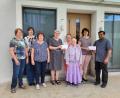 Bild: Bettina Stock/exb
Spendenübergabe der KAB: Im Bild (von links) Elisabeth Vogl, Michaela Staufer, Rita Konz, Karin Ernstberger, Sabine Meier mit Tochter Melanie, Bettina Stock sowie Präses Pater Martin.