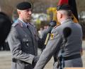 Bild: „Hochmuth/Bundeswehr“
Am 15. Februar 2024 übernahm Oberst Axel Hardt (links) das Kommando über die Panzerbrigade 12 "Oberpfalz". Sein Vorgesetzter, der Kommandeur der 10. Panzerdivision, Generalmajor Ruprecht von Butler, übergibt Hardt am Appellplatz in der Kaserne in Cham die Truppenfahne.