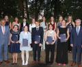 Bild: kro
Die besten Abiturienten des Stiftland-Gymnasiums. Im Bild vorne von links Landrat Roland Grillmeier, Theresa Meister, Marie Wittmann, Louis Horn, Anna Burger, Pia Werner und Oberstudiendirektor Matthias Weiser. Zweite Reihe von links Anna Faltenbacher, Alexandra Männl, Johanna Rösch, Lisa Neumann, Lani Herrmann, Lena Schaller, Nadine Schwientek, Verena Müller, Johanna Kopp und Oberstufenkoordinatorin Tanja Bachfischer. 	Bild: kro